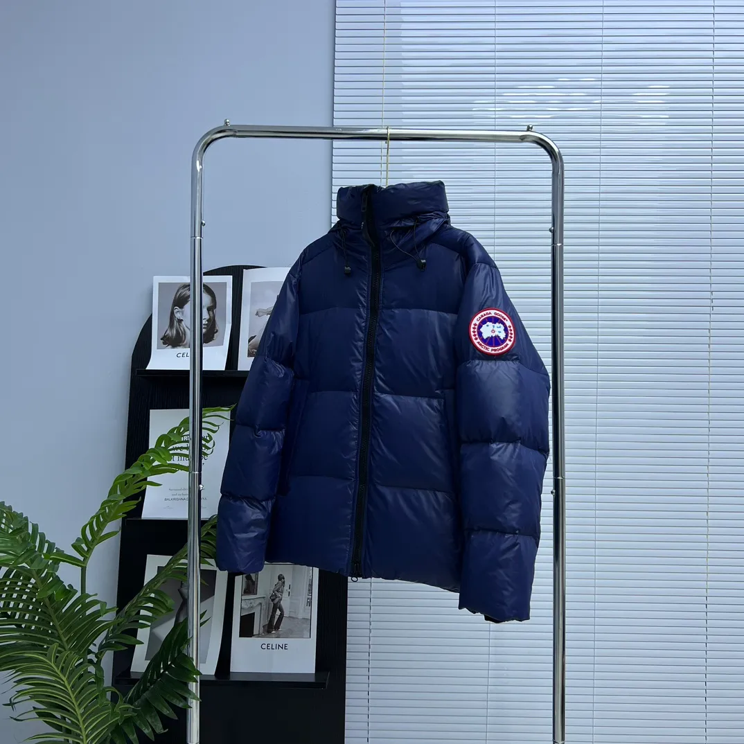 P820 ​​𝘾𝘼𝙉𝘼𝘿𝘼 𝙂𝙊𝙊𝙎𝙀/Canada Goose 2023 Limited New Crofton Puff Down Jacket Pure Guangzhou Inspection 80 White Duck Down Filling‼  Top version, ceiling level‼ Crofton soft bread, the latest style in 2023, has a cold protection effect of up to level 4. It is made of recycled Feather-Light tear-resistant fabric. It is ultra-light and has no weight on the upper body at all! The unique black label highlights your temperament‼  Canada Goose, a Canadian brand, has always been recognized as the warmest down jacket. Various Instagram celebrities, Internet celebrities, and celebrities often wear it for street photos. I do Canada Goose every year, but I still can’t get rid of my love for geese. No matter how cold the winter is, there is no need to be afraid, because there are geese! Filled with 80% white duck down, Canada Goose is the legendary warmest down jacket and is known as a must-have for Arctic outdoor sports! The most popular down jacket in the world, celebrities are rushing to buy it, it is a must-have! Same style for men and women Size: S~XXL
